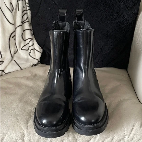 Sister * souer Black leather Chelsea Lug Sole Boots with elastic inserts - Picture 3 of 8